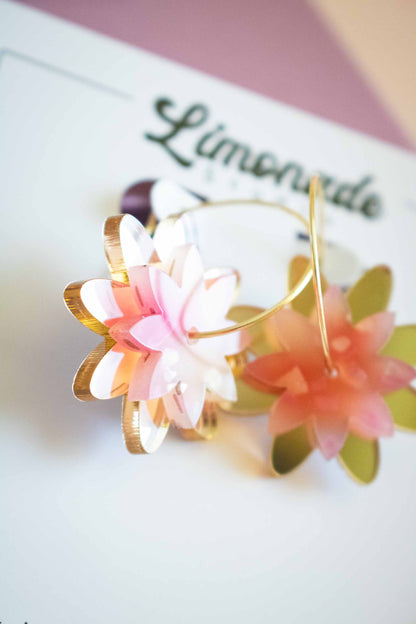 Créoles dorées à fleurs rose, Boucles d'oreilles fleurs acrylique faites main