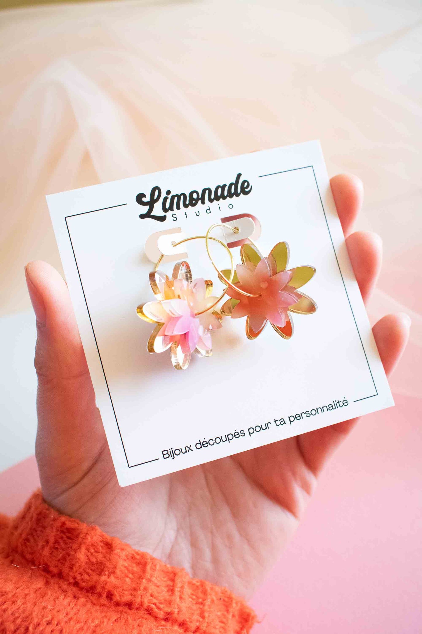 Créoles dorées à fleurs rose, Boucles d'oreilles fleurs acrylique faites main