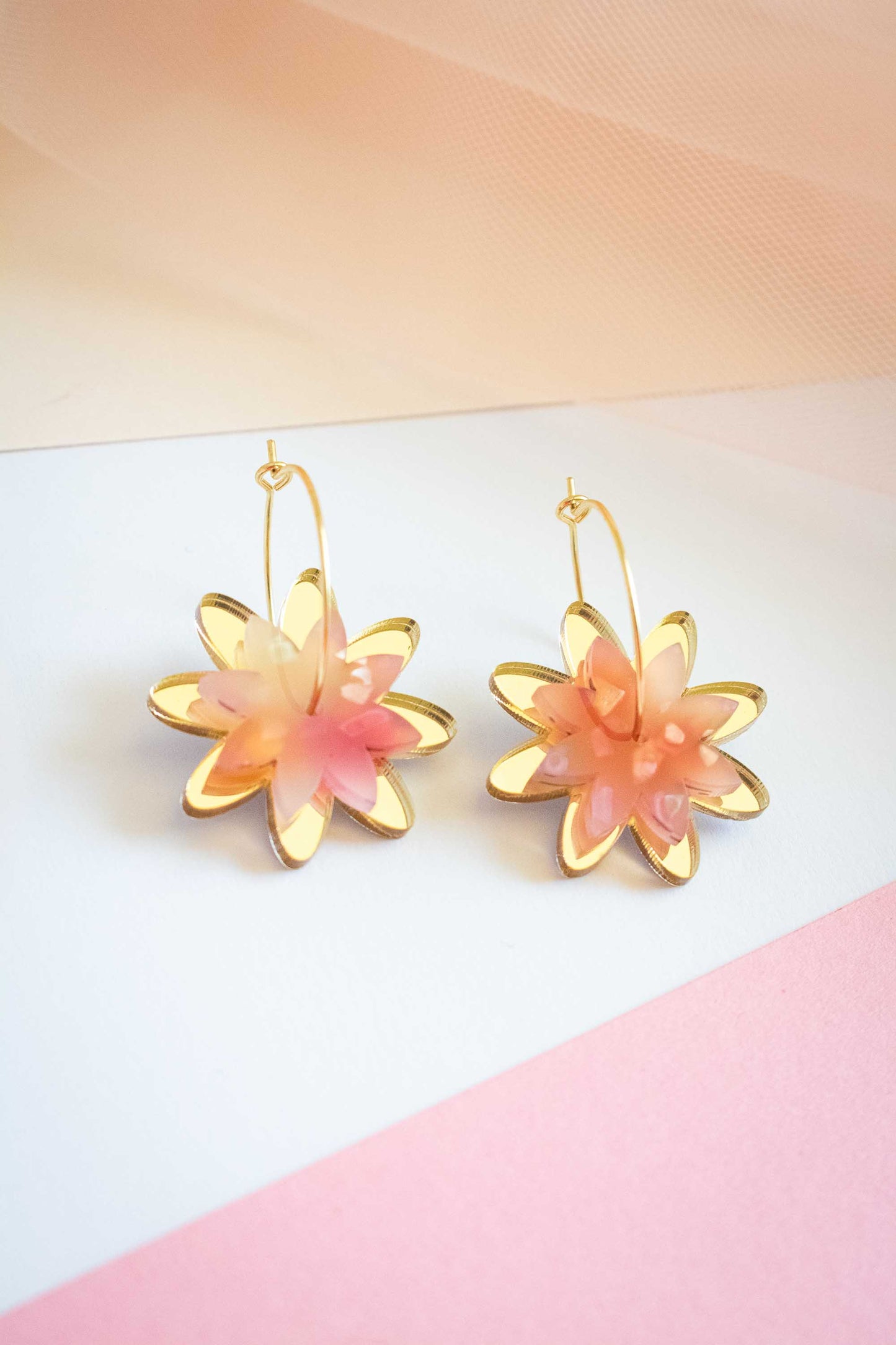 Créoles dorées à fleurs rose, Boucles d'oreilles fleurs acrylique faites main