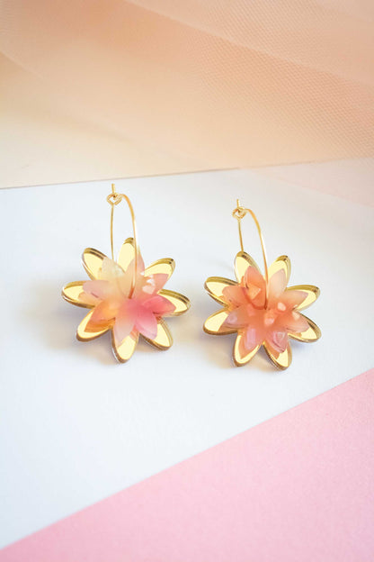 Créoles dorées à fleurs rose, Boucles d'oreilles fleurs acrylique faites main