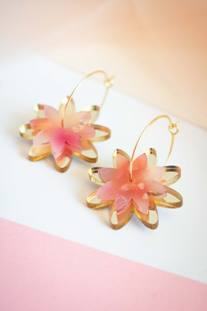 Créoles dorées à fleurs rose, Boucles d'oreilles fleurs acrylique faites main
