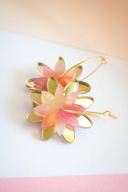 Créoles dorées à fleurs rose, Boucles d'oreilles fleurs acrylique faites main