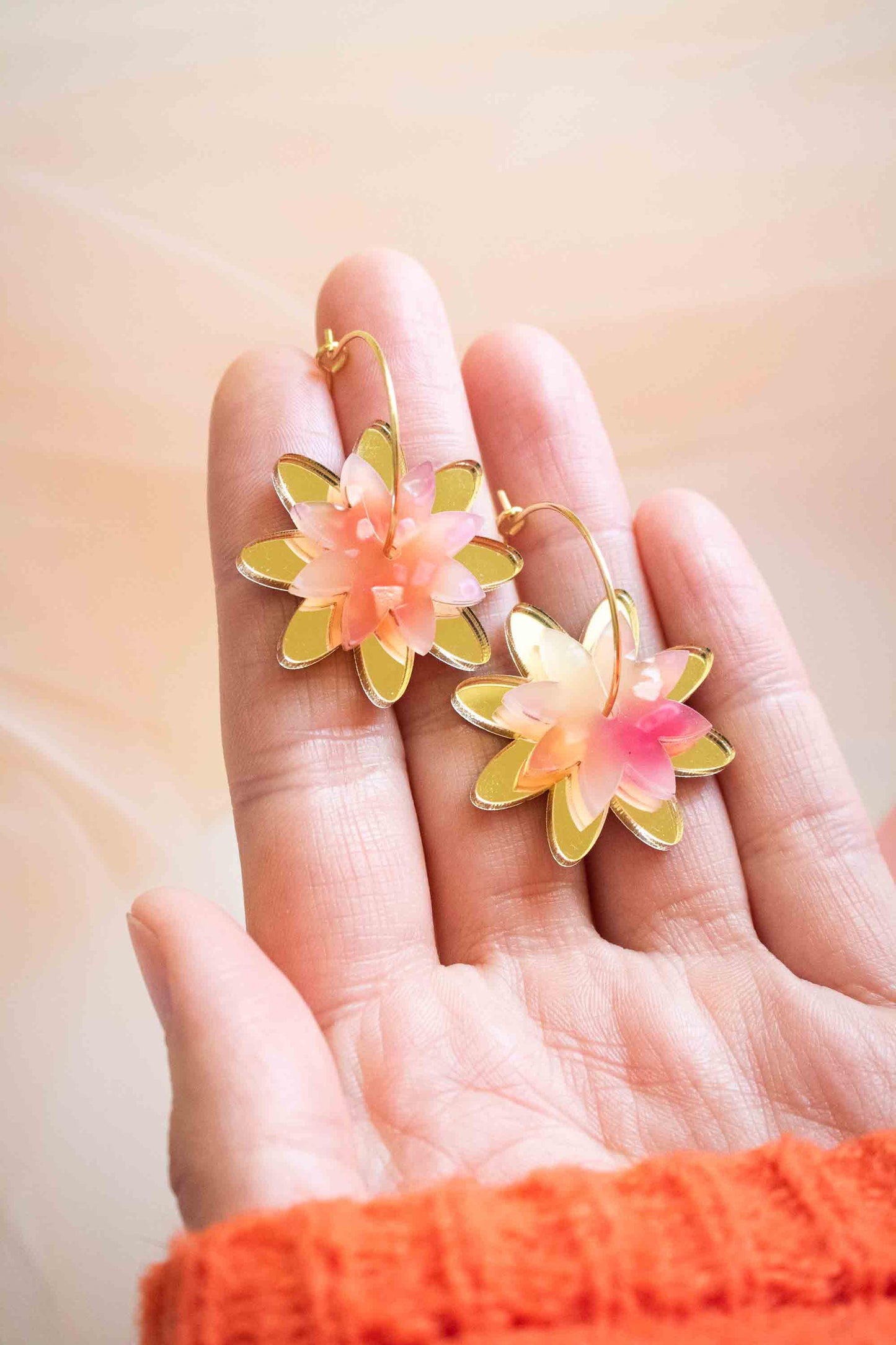 Créoles dorées à fleurs rose, Boucles d'oreilles fleurs acrylique faites main