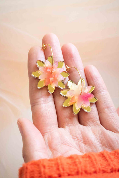 Créoles dorées à fleurs rose, Boucles d'oreilles fleurs acrylique faites main