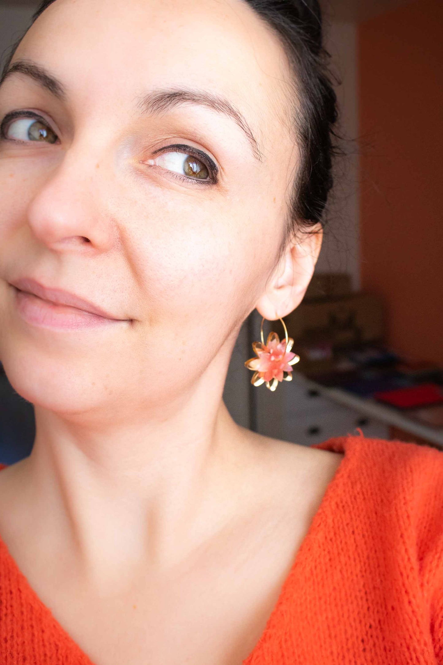 Créoles dorées à fleurs rose, Boucles d'oreilles fleurs acrylique faites main