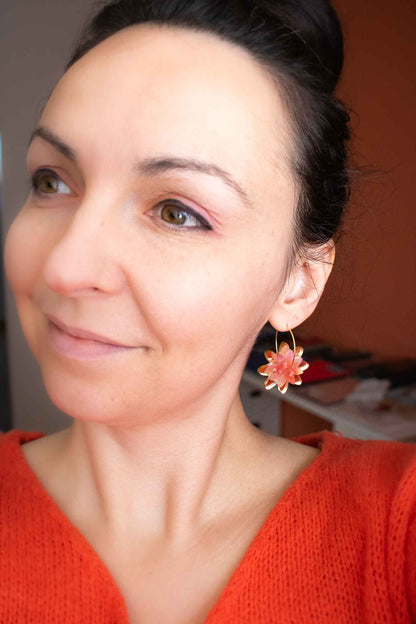 Créoles dorées à fleurs rose, Boucles d'oreilles fleurs acrylique faites main