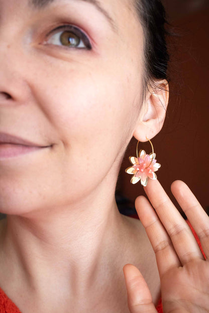 Créoles dorées à fleurs rose, Boucles d'oreilles fleurs acrylique faites main