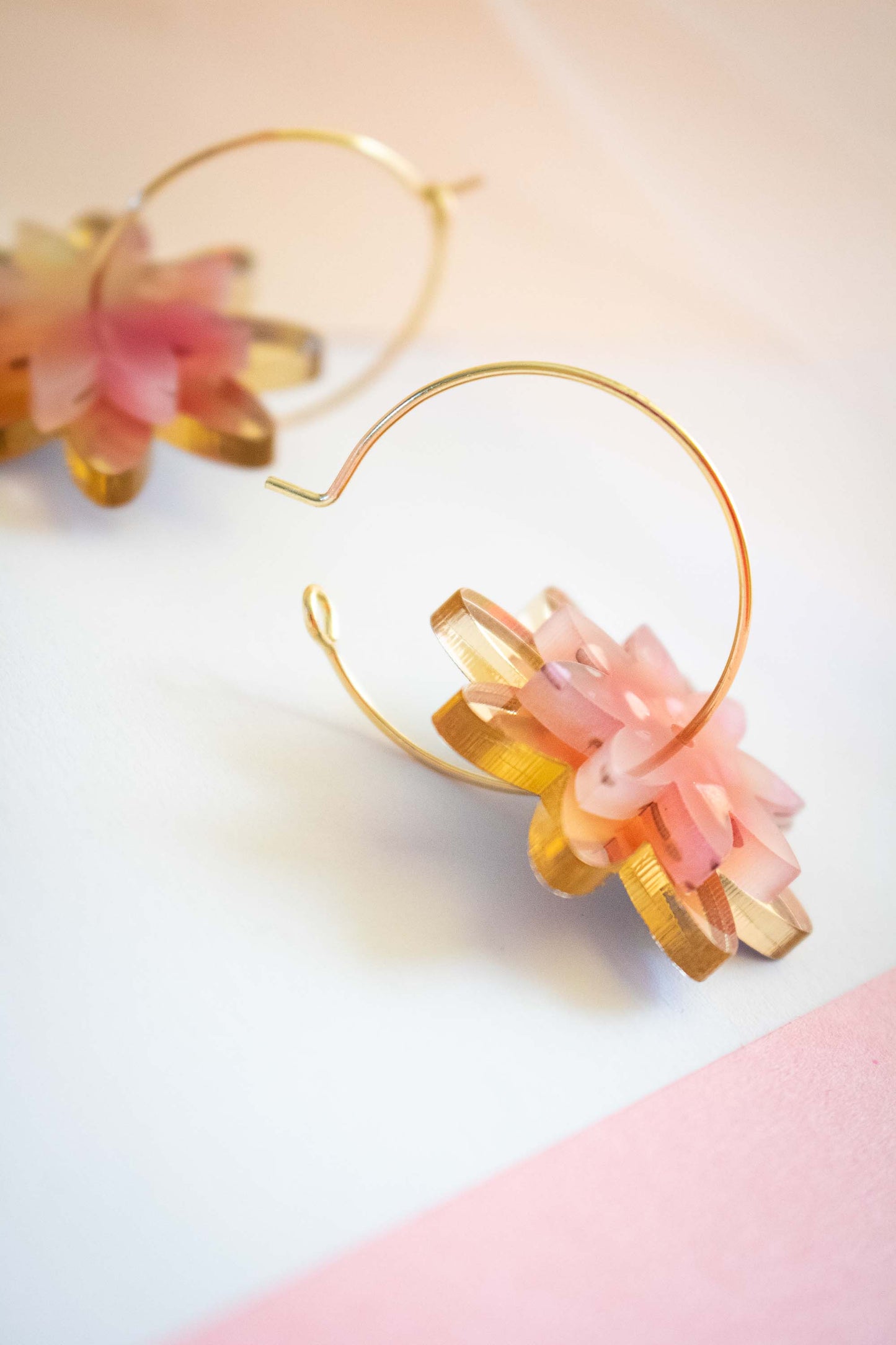 Créoles dorées à fleurs rose, Boucles d'oreilles fleurs acrylique faites main