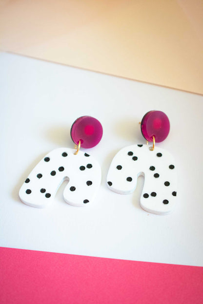 Boucles d'oreilles acrylique arche à pois noirs et rose foncé, Limonade Studio