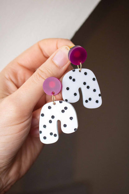 Boucles d'oreilles acrylique arche à pois tenues suspendues à la main, Limonade Studio