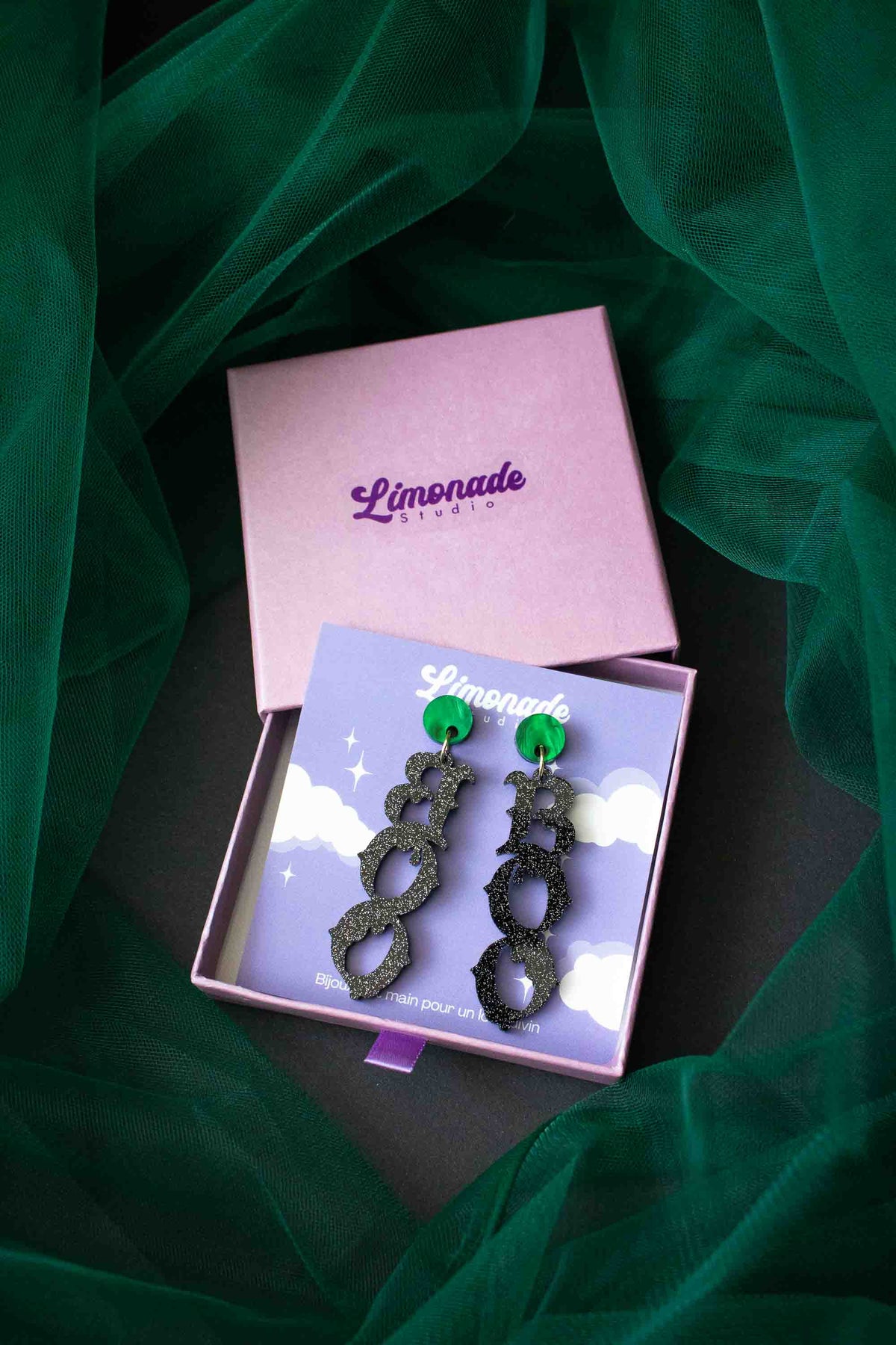 Boucles d’oreilles BOO présentées dans leur coffret Limonade Studio