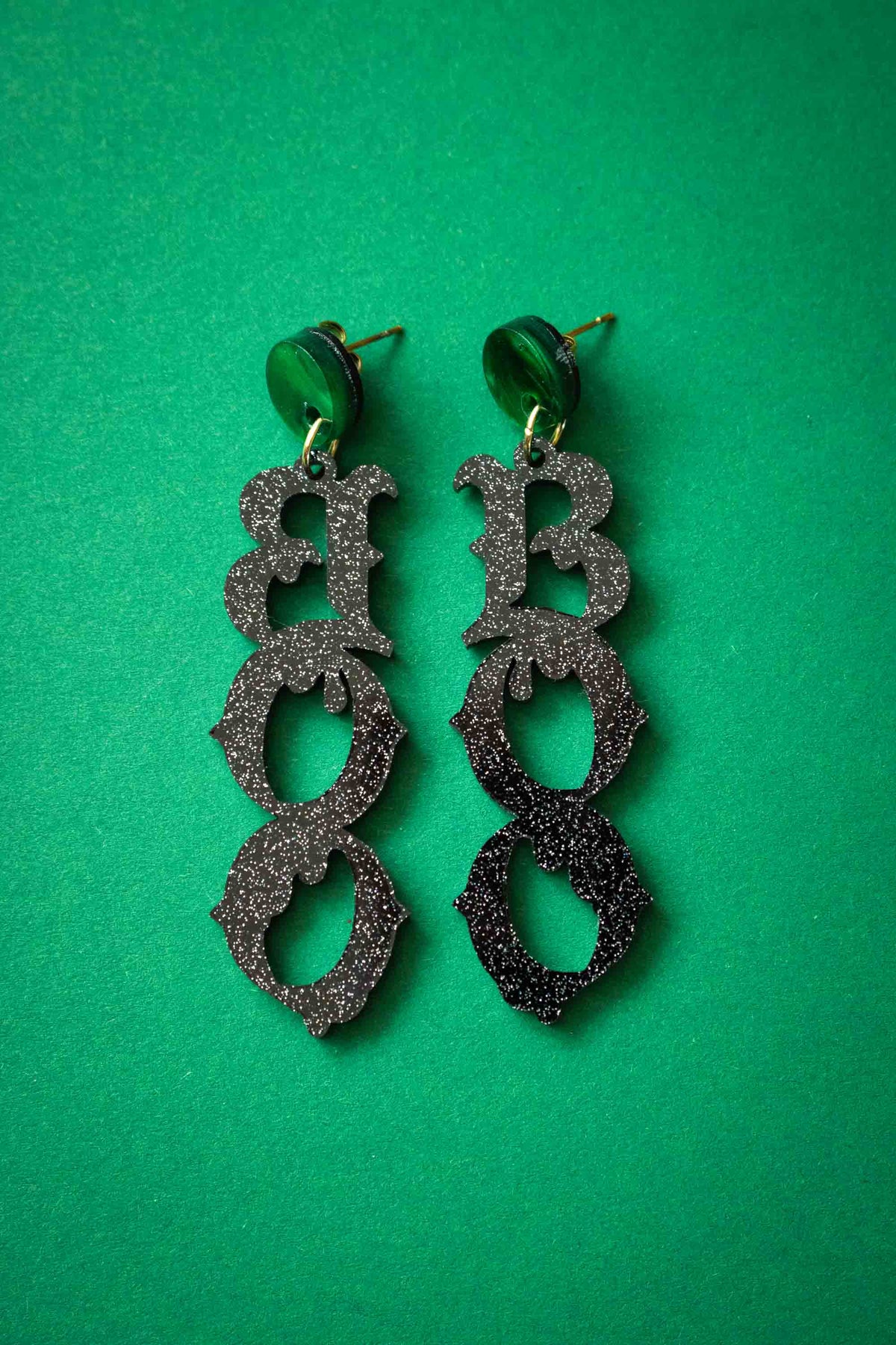 Boucles d’oreilles Halloween BOO noires à fixation verte