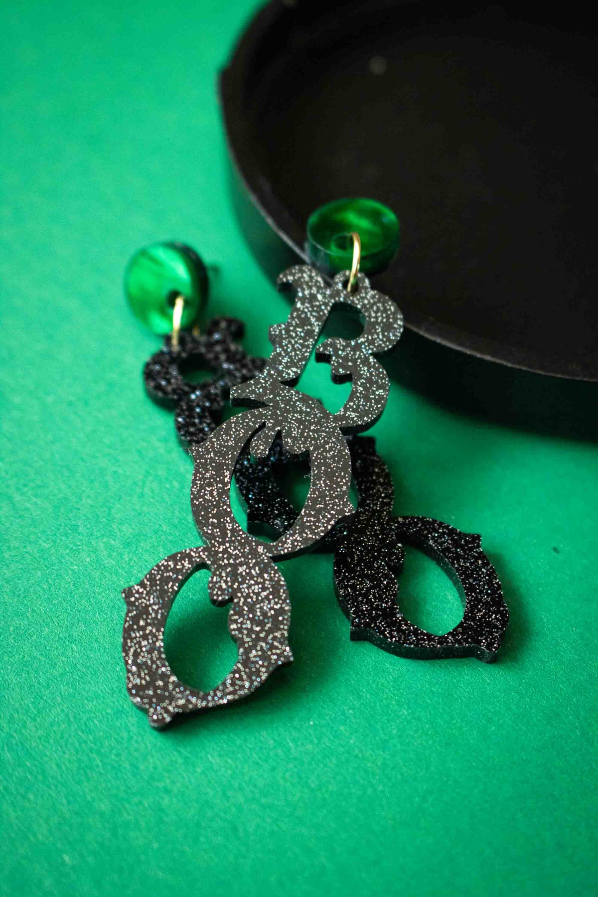 Boucles d’oreilles BOO noires pailletées pour les sorcières d'halloween, découpée au laser