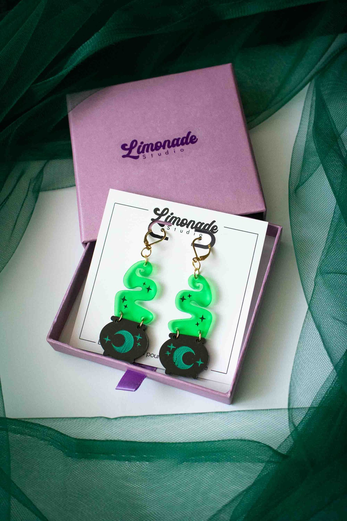 Boucles d’oreilles Halloween chaudron présentées dans un coffret rose Limonade Studio