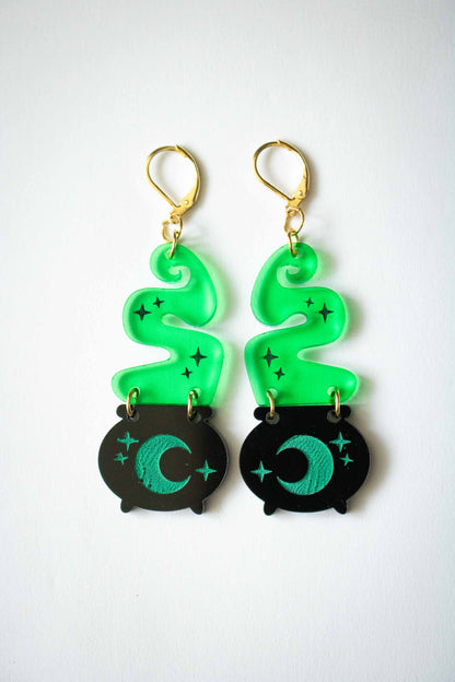 Paire de boucles d’oreilles Halloween avec chaudron noir, fumée verte et dormeuses dorées