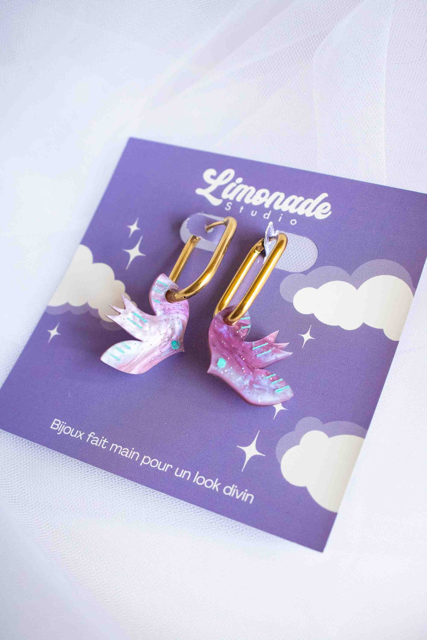 Paire de boucles d'oreilles huggies oiseau violet acrylique découpé laser, anneau doré, artisanal Limonade Studio, sur cartonnette à plat