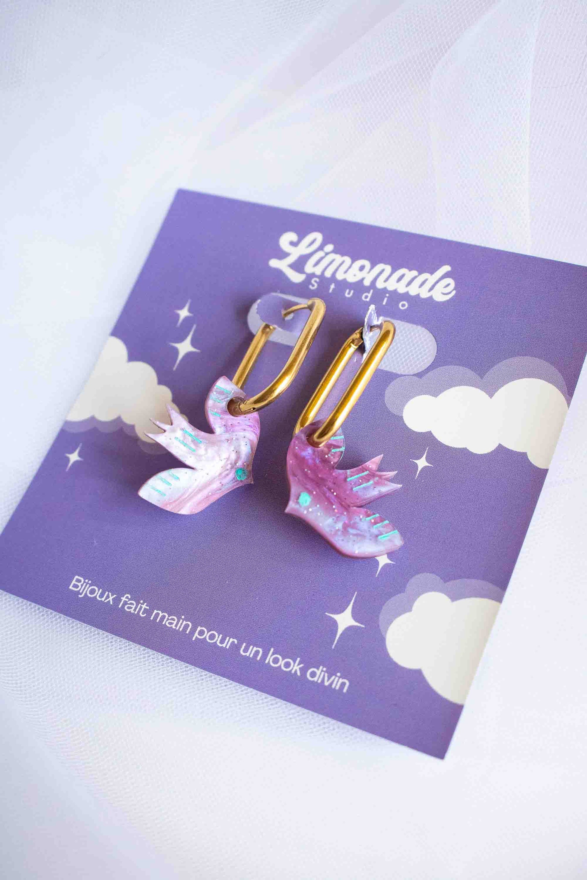 Paire de boucles d'oreilles huggies oiseau violet acrylique découpé laser, anneau doré, artisanal Limonade Studio, sur cartonnette à plat