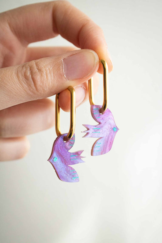 Boucles d'oreilles huggies oiseau violet bijou fantaisie fait main, acrylique découpé laser, Limonade Studio, tenues entre les doigts