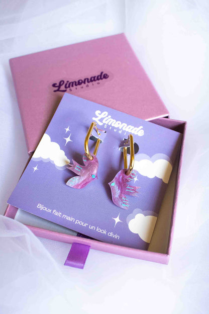 Paire de boucles d'oreilles oiseau violet découpé laser, packaging cadeau femme Limonade Studio, dans boîte violette avec ruban, sur cartonnette