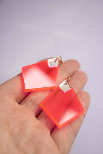 Boucles d'oreilles losange rose fluo et miroir argenté, clou acier plaqué or 18 carats