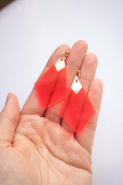 Boucles d'oreilles losange rose fluo et miroir argenté, clou acier plaqué or 18 carats