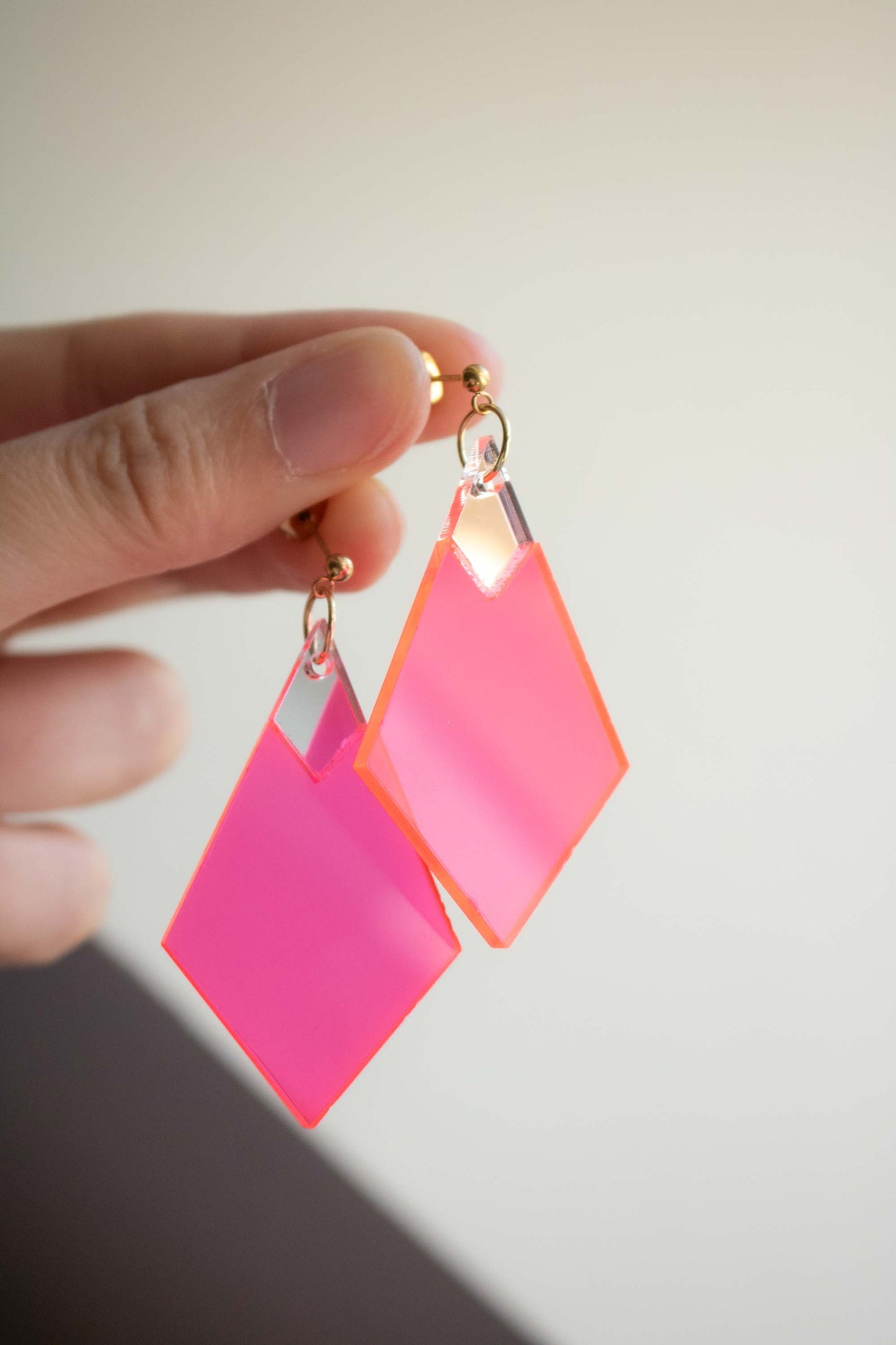 Boucles d'oreilles losange rose fluo et miroir argenté, clou acier plaqué or 18 carats
