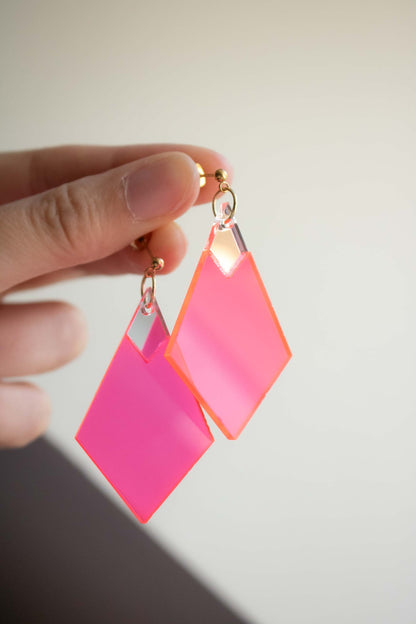 Boucles d'oreilles losange rose fluo et miroir argenté, clou acier plaqué or 18 carats