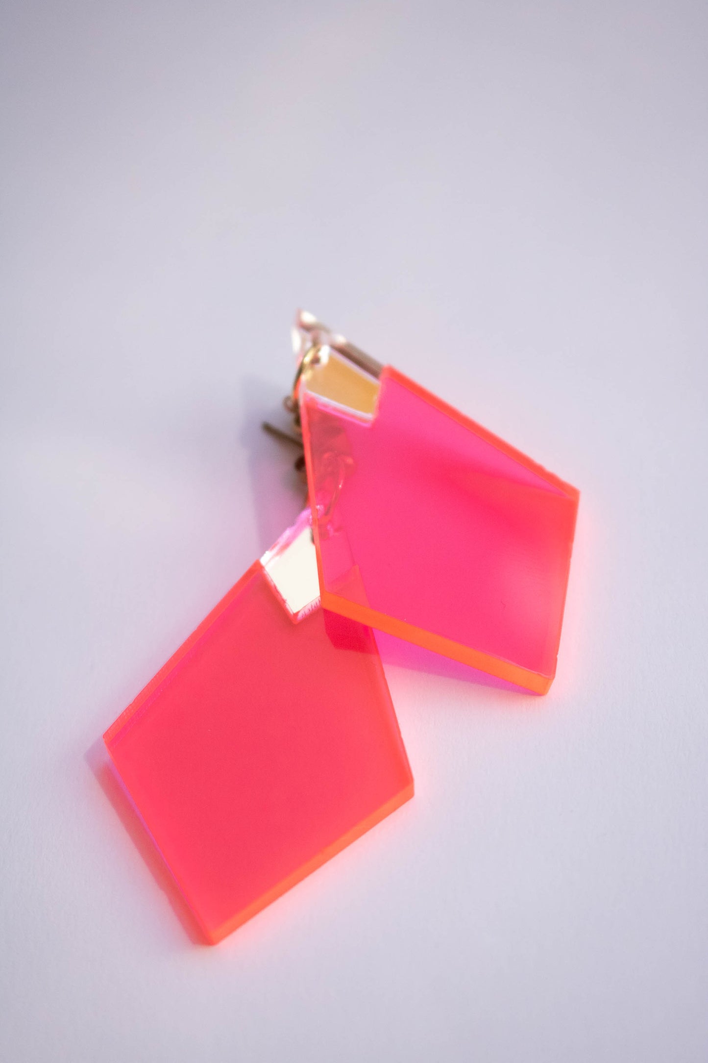 Boucles d'oreilles losange rose fluo et miroir argenté, clou acier plaqué or 18 carats