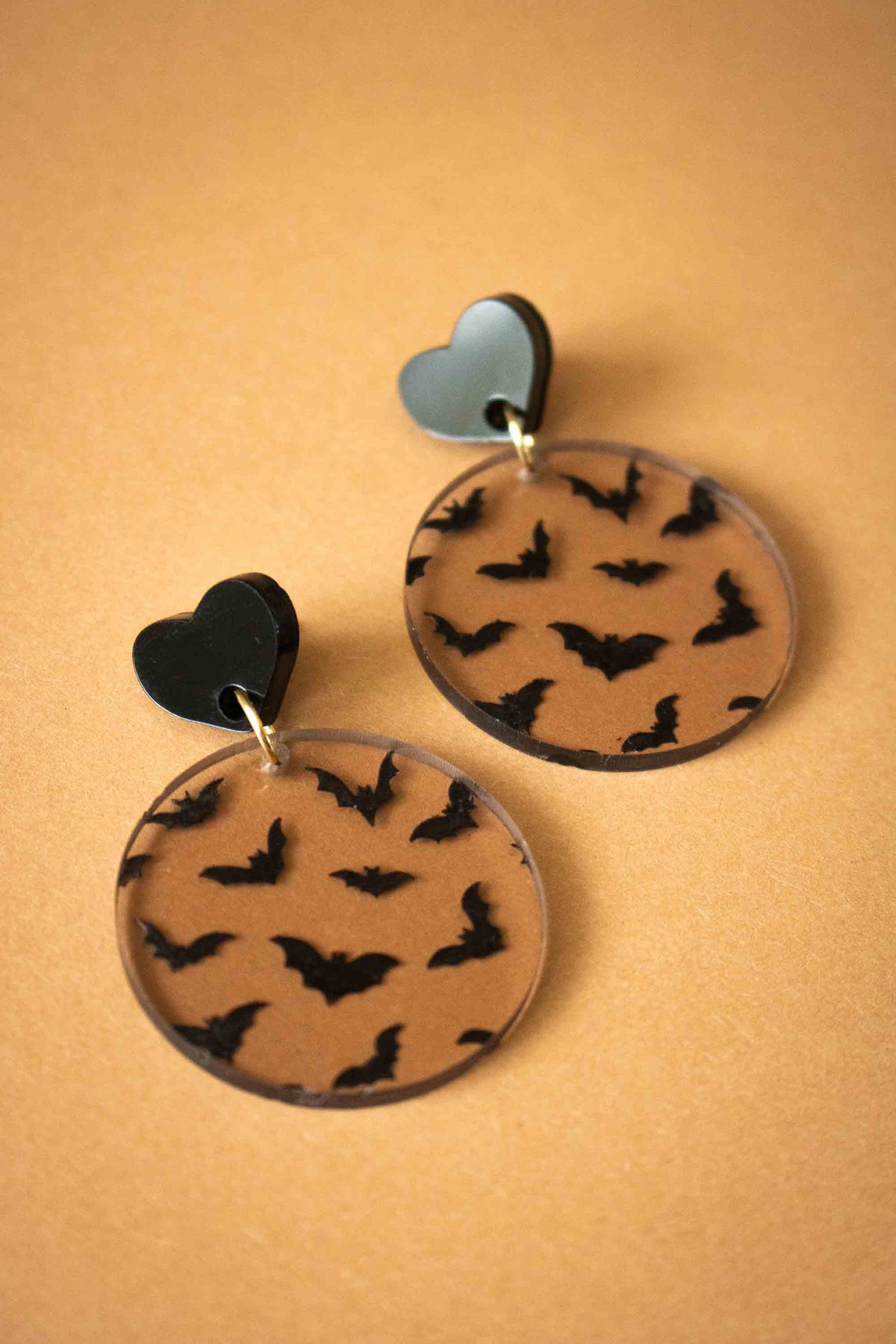 Boucles d’oreilles chauves-souris avec pendentifs ronds et puces cœur noir