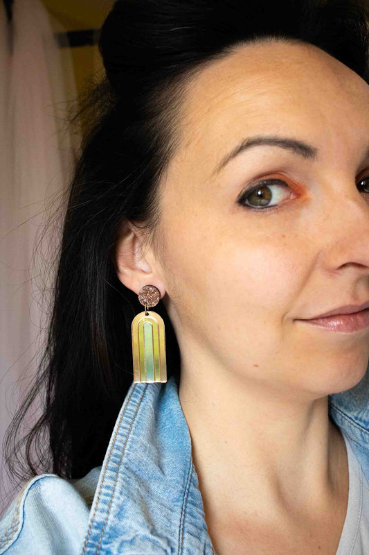Boucles d'oreilles pendantes arche miroir irisé en acrylique découpé au laser, puce pailletée rose gold, artisanal Limonade Studio, portées de face