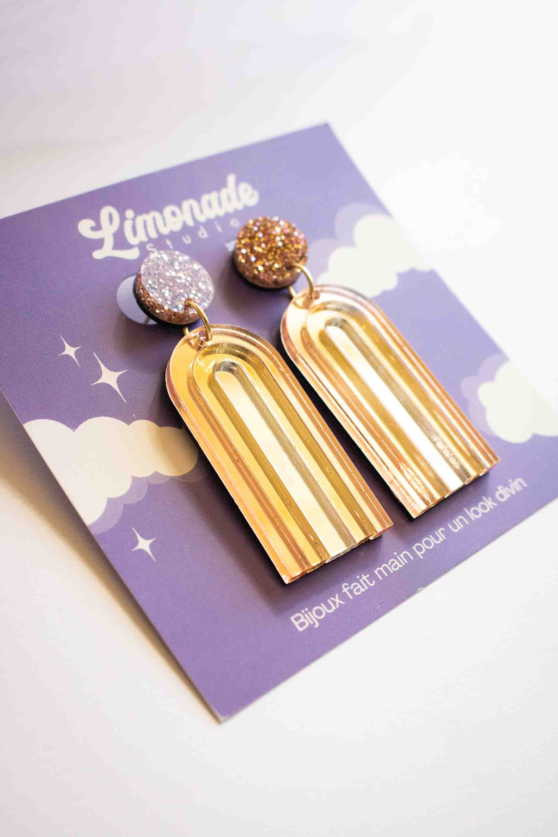 Boucles d'oreilles pendantes arche or miroir en acrylique découpé au laser, bijou créateur fait main, Limonade Studio, sur cartonnette vue inclinée