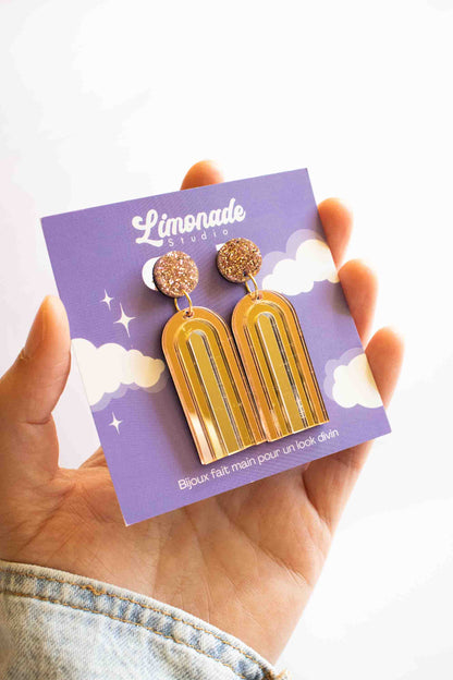 Boucles d'oreilles pendantes arche or miroir en acrylique découpé au laser, cadeau femme fait main, Limonade Studio, tenues en main sur cartonnette