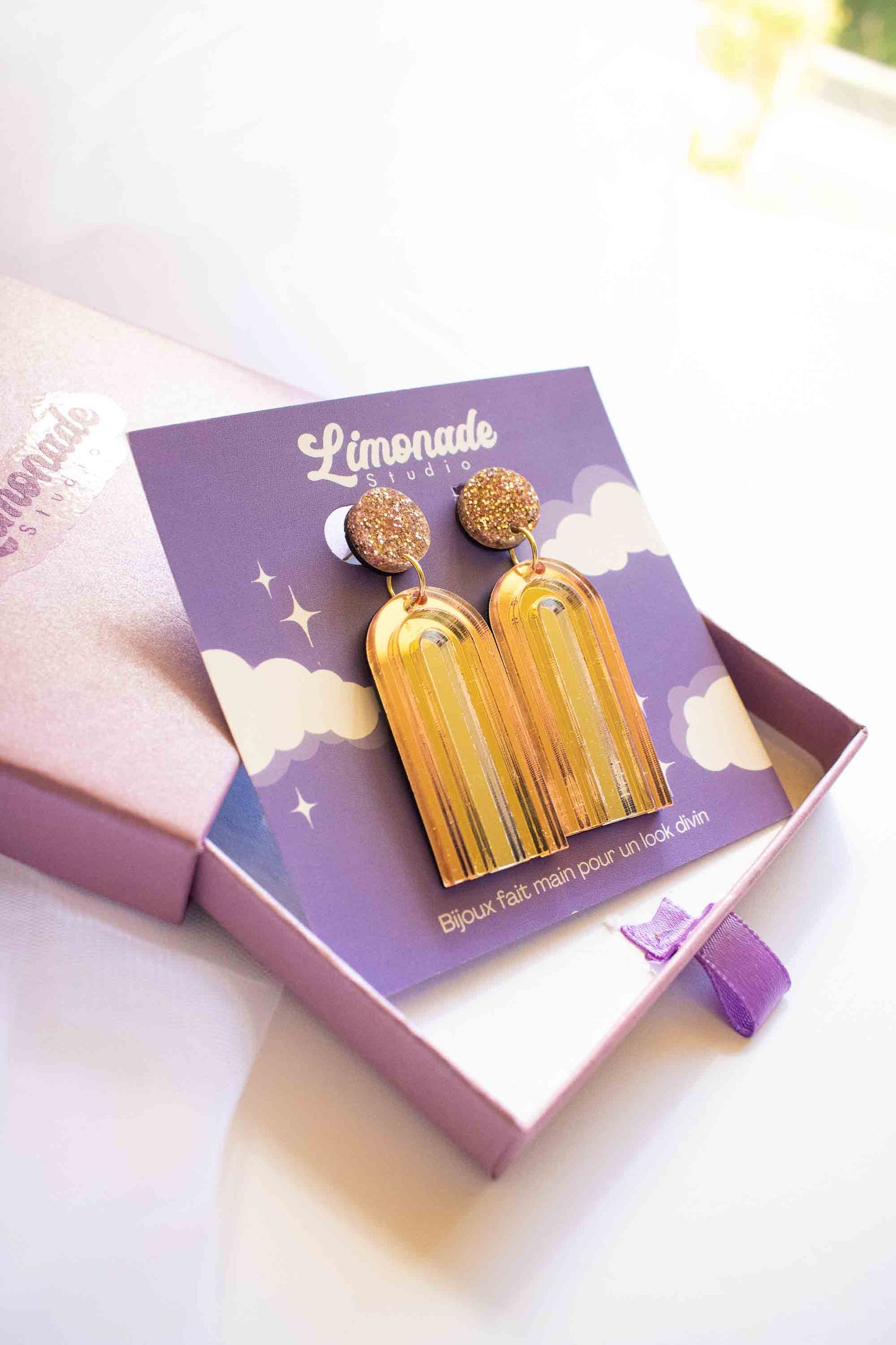 Boucles d'oreilles pendantes arche or miroir en acrylique découpé au laser, cadeau original artisanal, Limonade Studio, sur cartonnette dans boîte cadeau rose