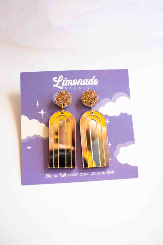 Boucles d'oreilles pendantes arche or rose miroir, puce pailletée rose gold, acrylique découpé au laser, artisanal Limonade Studio, sur cartonnette