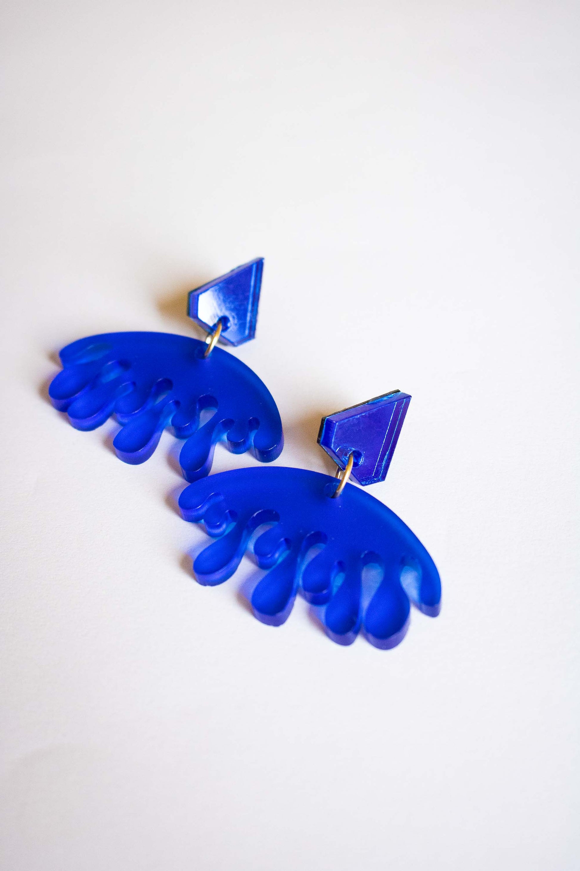 Paire de boucles d'oreilles pendantes bleues forme organique, acrylique dépoli et miroir, fait main découpe laser, Limonade Studio, fond blanc