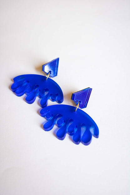 Paire de boucles d'oreilles pendantes bleues forme organique, acrylique dépoli et miroir, fait main découpe laser, Limonade Studio, fond blanc
