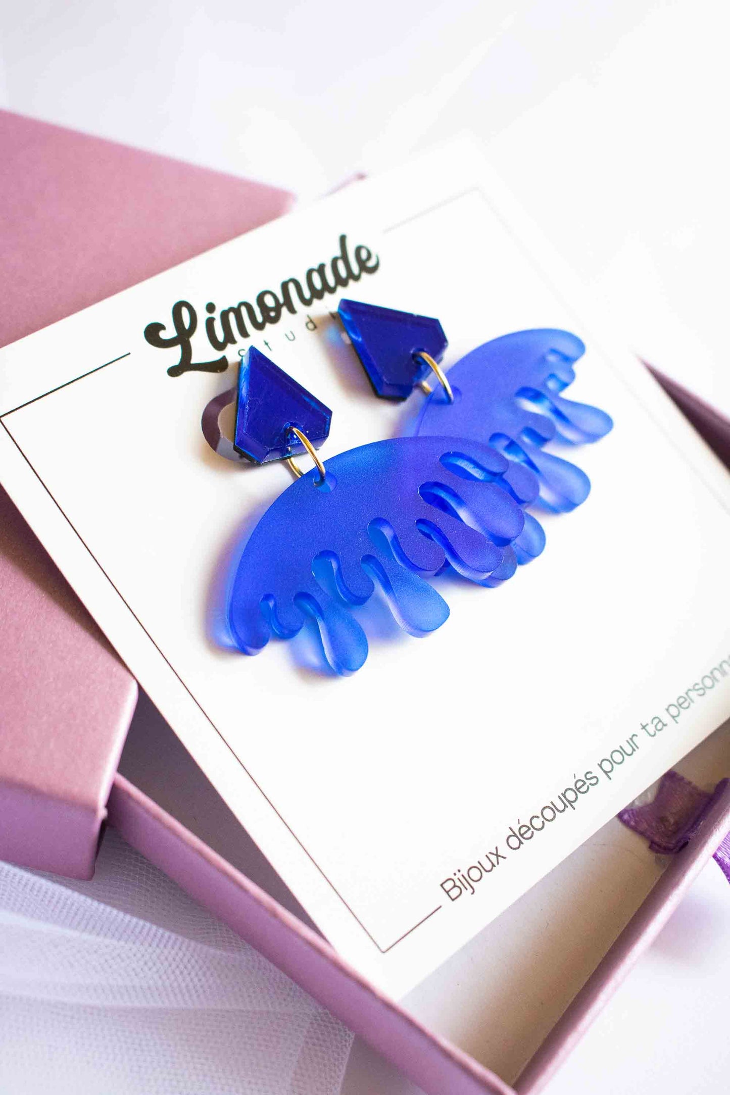 Boucles d'oreilles pendantes bleues acrylique découpe laser, cadeau femme artisanal, Limonade Studio, sur cartonnette dans boîte cadeau violette