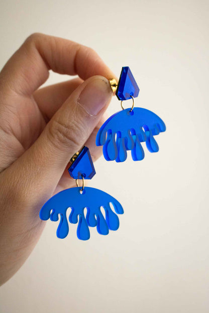 Boucles d'oreilles pendantes bleues acrylique dépoli et miroir, cadeau femme original, découpe laser fait main, Limonade Studio, tenues en main