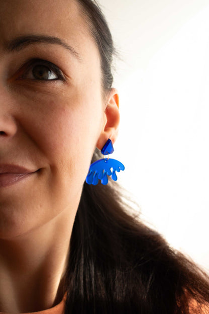 Boucles d'oreilles pendantes bleues cadeau femme, acrylique dépoli découpe laser artisanal, Limonade Studio, portées sur modèle souriant