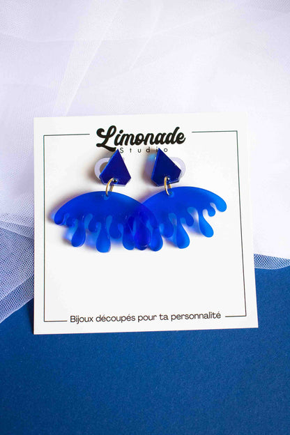 Boucles d'oreilles pendantes bleues acrylique miroir et dépoli, bijou coloré fait main, Limonade Studio, présentées sur cartonnette