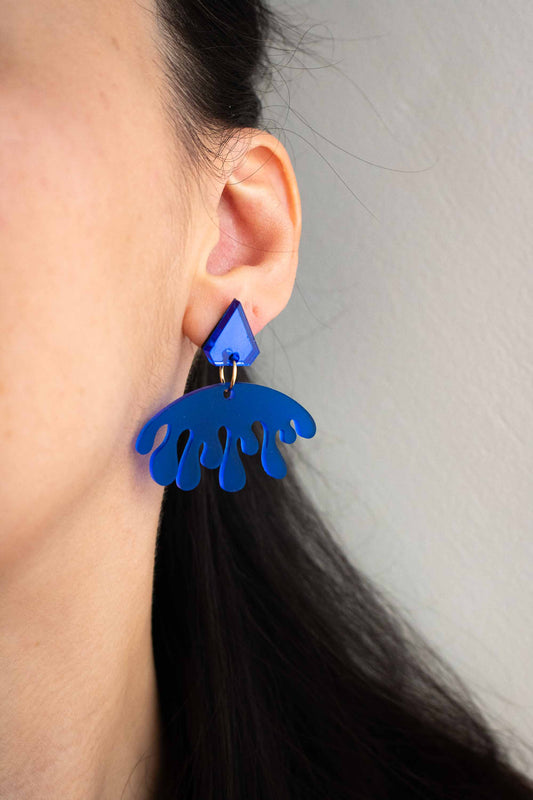 Boucles d'oreilles pendantes bleues acrylique miroir et dépoli, forme organique fait main, Limonade Studio, portées sur oreille vue de profil