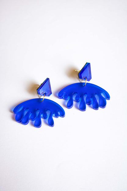 Paire de boucles d'oreilles pendantes bleues forme organique, acrylique dépoli et miroir, fait main découpe laser, Limonade Studio, fond blanc