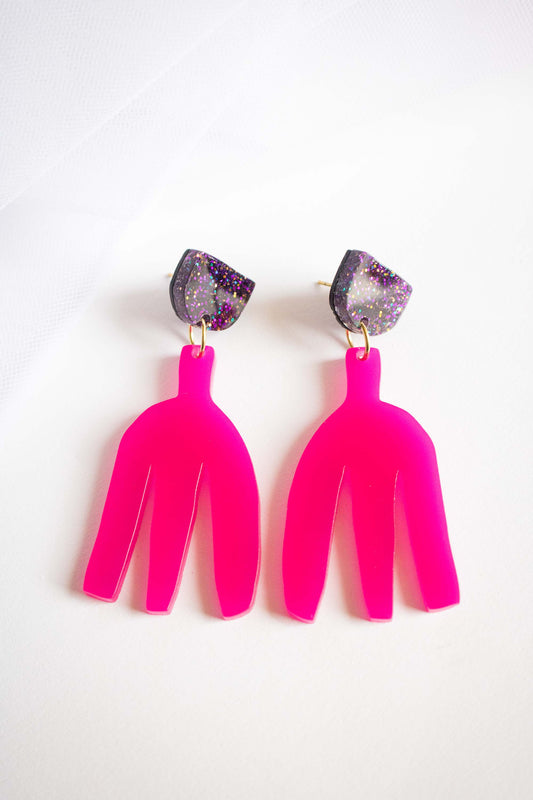 Boucles d'oreilles pendantes rose fuchsia en acrylique découpé au laser, clou demi-cercle pailleté holographique, fond blanc, bijoux faits main Limonade Studio