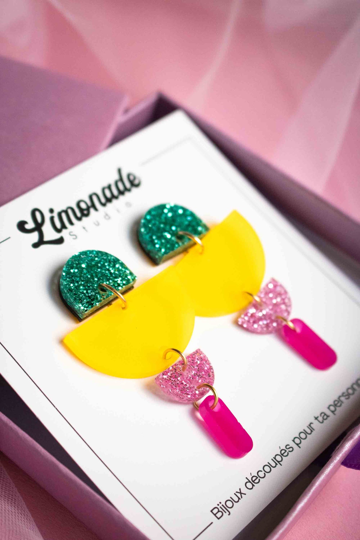 Boucles d'oreille demi-cercles superposés multicolores : clou plaqué or 18 carats