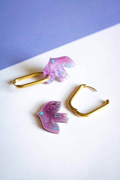 Boucles d'oreilles pendantes oiseau violet acrylique, anneau acier inoxydable plaqué or, bijou coloré artisanal Limonade Studio, vue de côté