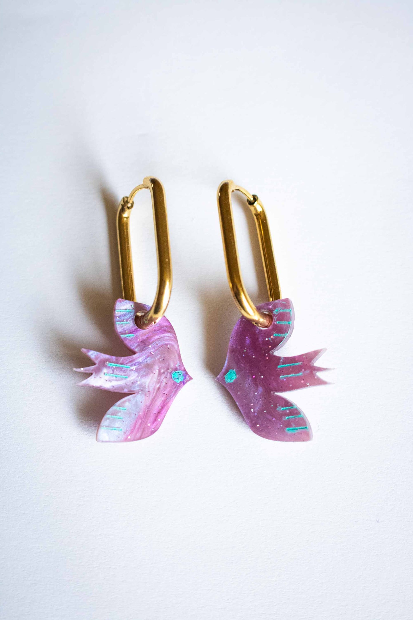 Paire de boucles d'oreilles oiseau violet acrylique marbré pailleté, anneau or 18 carats, cadeau original artisanal Limonade Studio, fond blanc
