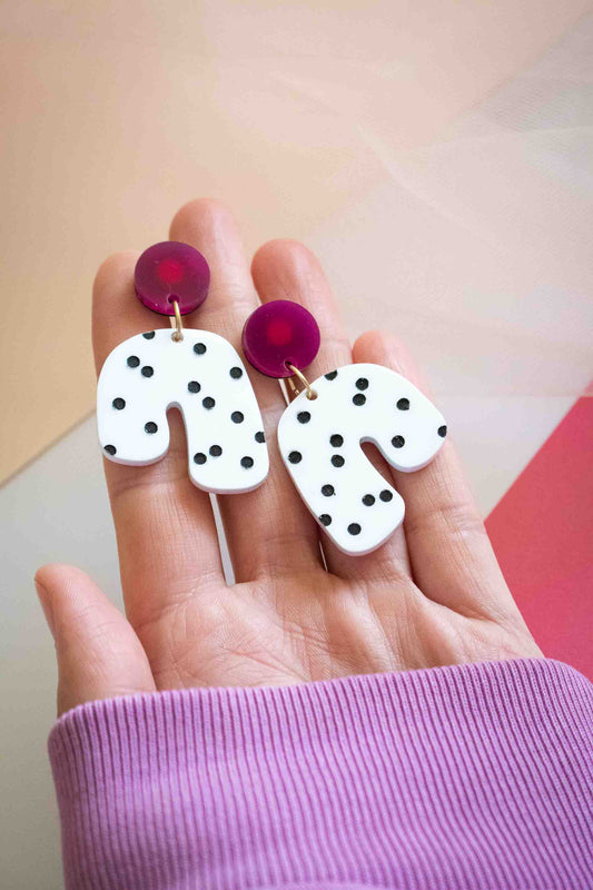 Boucles d'oreilles acrylique arche à pois posées dans une main, Limonade Studio