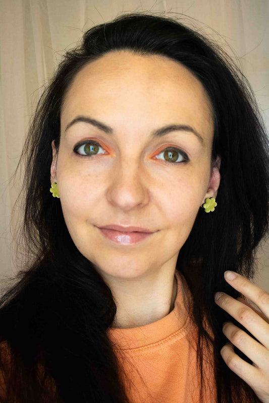 Boucles d'oreilles puces fleur jaune en acrylique portées, bijoux colorés faits main Limonade Studio