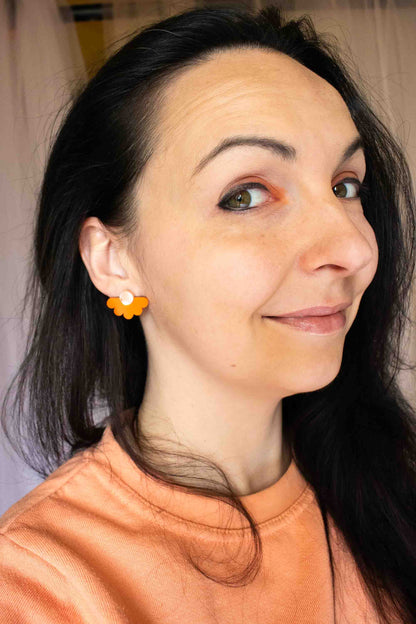 Boucles d'oreilles puces fleur orange en acrylique portées, vue de face, bijoux colorés faits main Limonade Studio