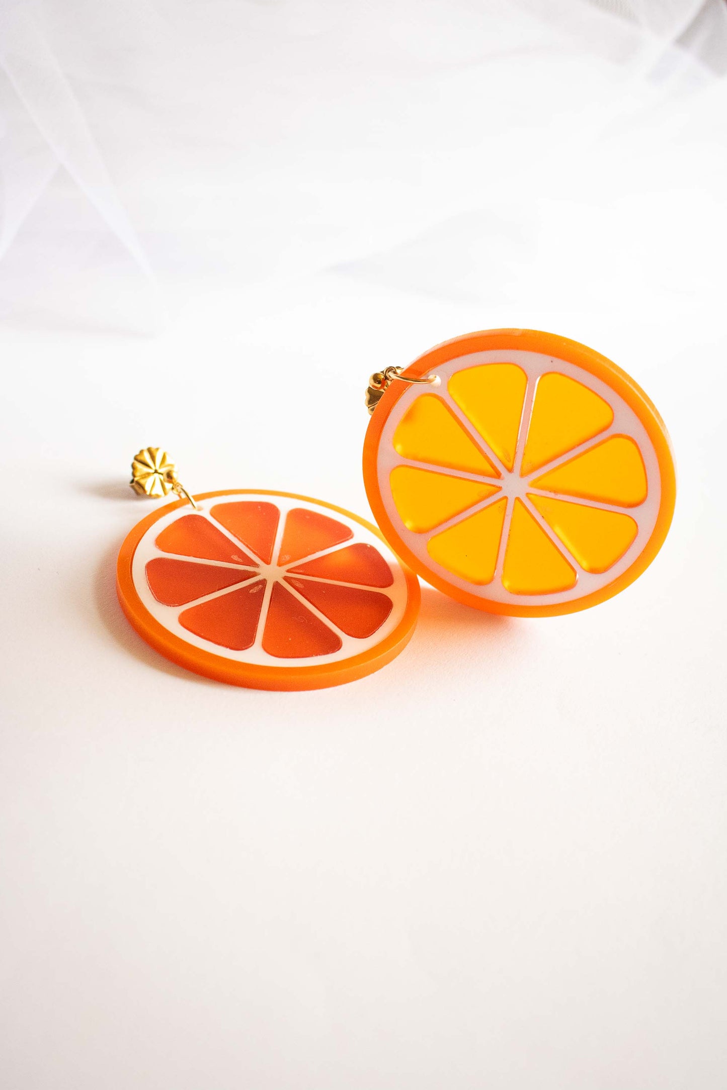 Boucles d'oreilles tranche d'orange en acrylique transparent découpé au laser, cadeau femme original, puce dorée, Limonade Studio, vue de profil